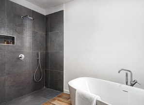 Departamento, 3 habitaciones | Baño | Tina y regadera independientes, regadera tipo lluvia, bidet, toallas 