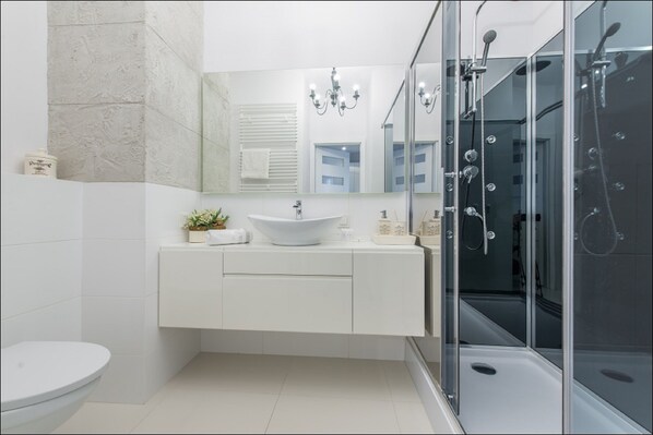 Business Apartment, 1 Bedroom | Bathroom | Shower, free toiletries, hair dryer, towels - P&O Apartments Kłobucka (Warsaw)