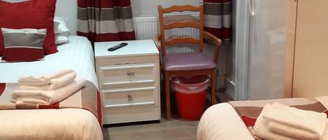Triple Room | Iron/ironing board, free WiFi, bed sheets