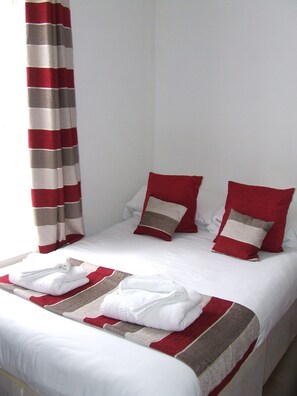 Iron/ironing board, free WiFi, bed sheets - Alexandra Guest House (Hemel Hempstead)