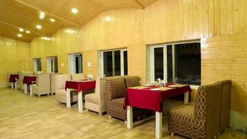 Frukost enligt egen beställning varje dag mot avgift