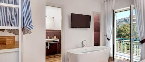 Apartment, 3 Bedrooms | Deep-soaking bathtub