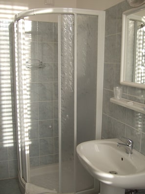 Quadruple Room | Bathroom