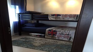 2 habitaciones, muebles diferentes y cortinas blackout
