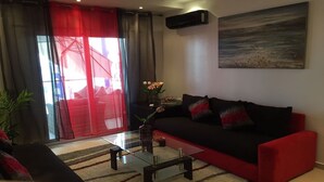 Apartamento panorámico | Zona de estar | Una televisión de pantalla plana