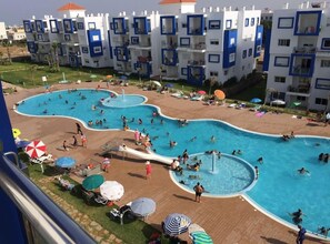 2 piscines extérieures, parasols de plage, chaises longues