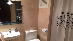 Appartement Panoramique | Salle de bain | Douche, serviettes fournies