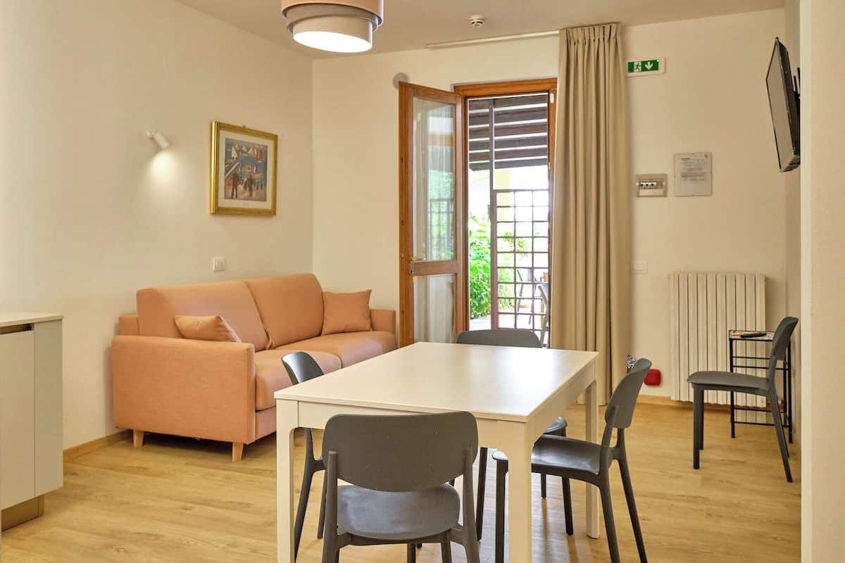 Apartment (Type A2) | Wohnbereich | 27-Zoll-Fernseher mit Kabelempfang