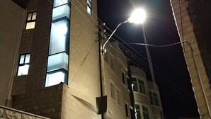 숙박 시설 정면 - 저녁/밤