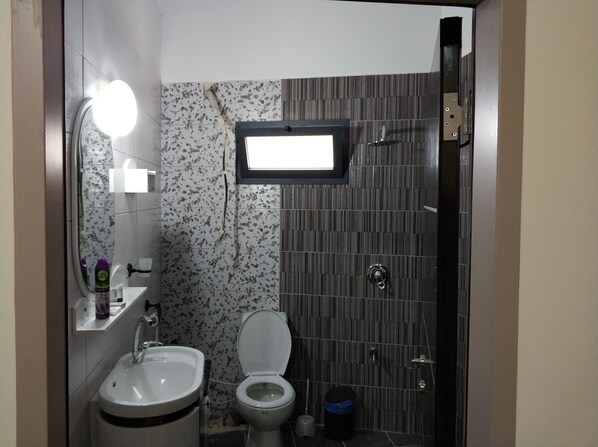 A bathroom with a toilet, sink, and shower. - Cana Palace (Kfar Cana)