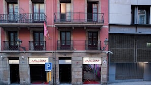 Un edificio con dos entradas identificadas como "The Non-Hostel" y "AAALACUNA".