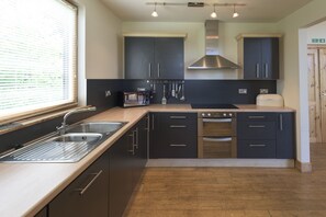 Chalet, 5 Bedrooms (Kingennie Court South) | Private kitchen