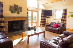 Chalet, 5 makuuhuonetta (Kingennie Court North) | Olohuone | Televisio, takka, DVD-soitin