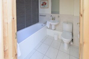 Chalet, 5 makuuhuonetta (Kingennie Court South) | Kylpyhuone | Suihkun ja ammeen yhdistelmä, hiustenkuivaaja, pyyhkeet