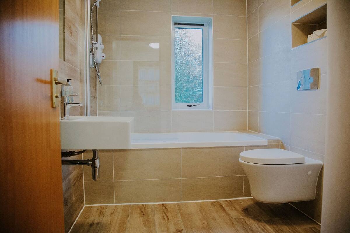 Un baño con bañera, inodoro y lavabo.