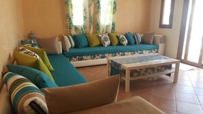 Departamento Confort, 2 habitaciones | Área de sala de estar | Televisión de plasma 