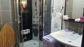 Comfort appartement, 2 slaapkamers | Badkamer | Een douche, handdoeken