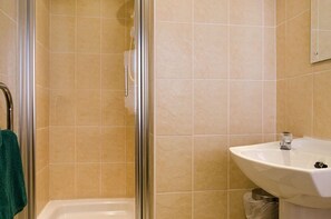 Combined shower/tub, free toiletries, hair dryer, towels - The Thrums Hotel (Kirriemuir)