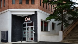 A hotel entrance with a glass door, a staircase to the right, and a sign reading "Cia Hotel Restaurante Café". - Clá Hotel Boutique (Teruel)