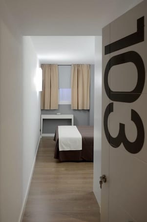 Caja de seguridad en la habitación, escritorio y cortinas blackout