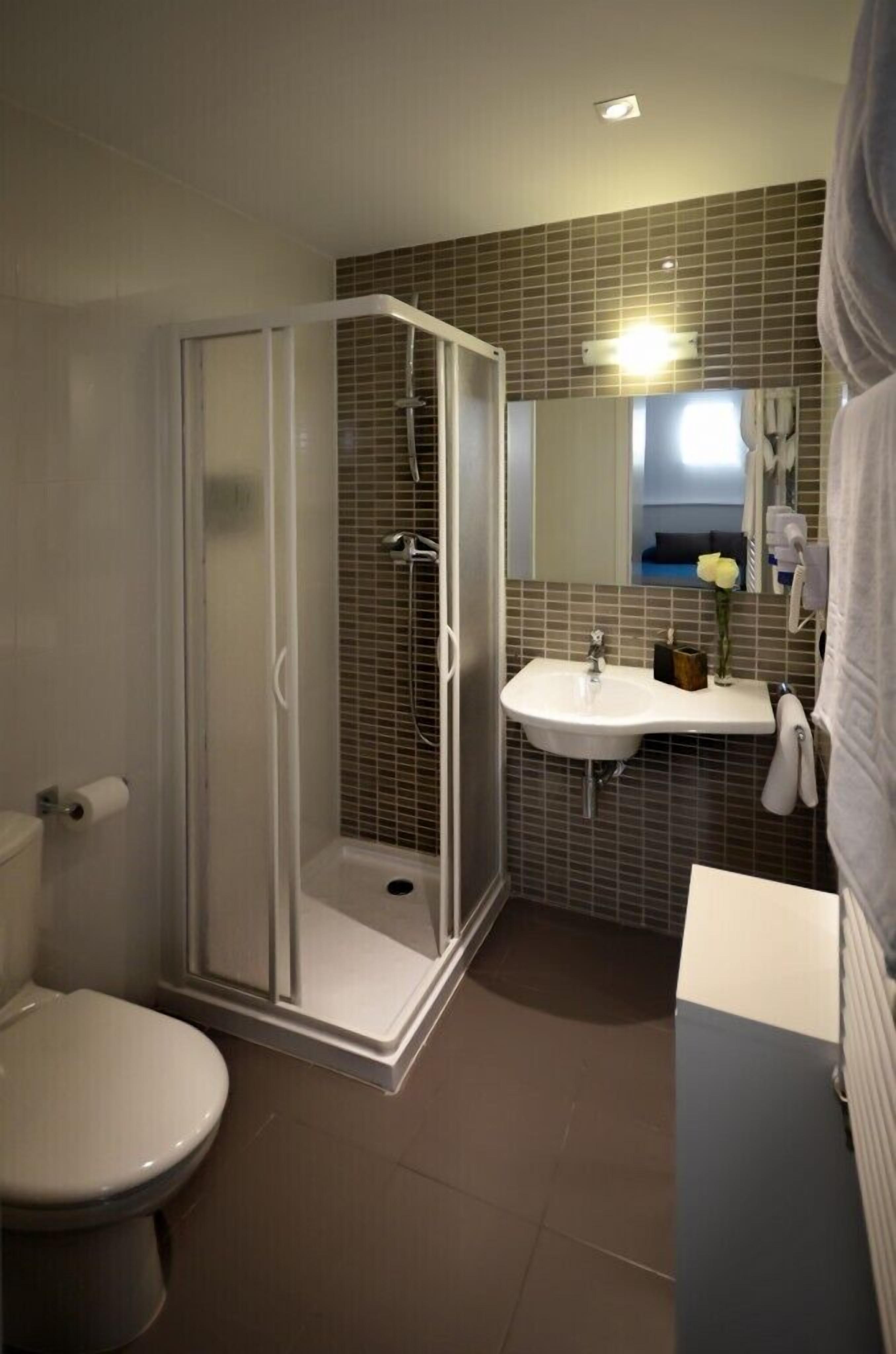 designer toiletries, hair dryer, towels