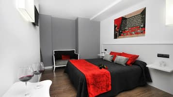 Quarto casal superior | Cofres nos quartos, escrivaninha, cortinas blackout