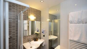 Articles de toilette de luxe, sĂšche-cheveux, serviettes fournies