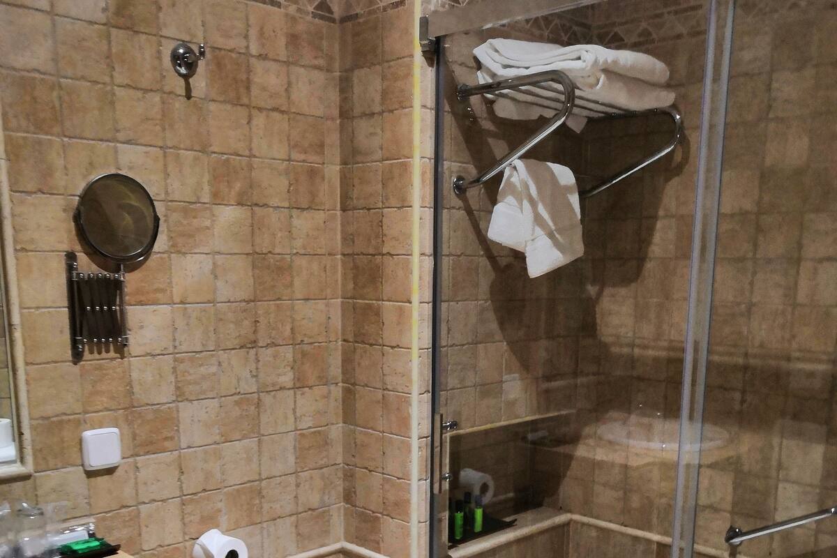 Ein Badezimmer mit Bidet, Toilette und einer Duschkabine aus Glas.