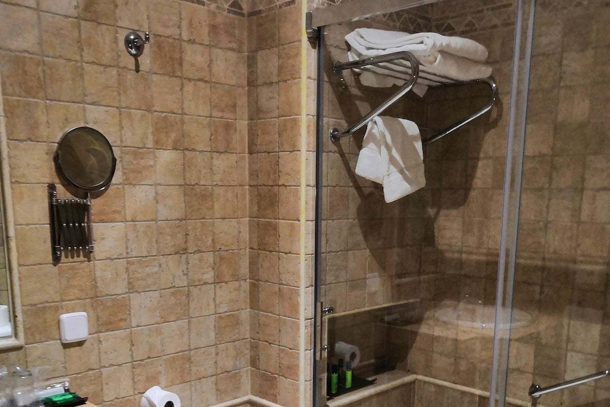 Set di cortesia gratuito, asciugacapelli, bidet, asciugamani