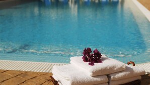 A swimming pool with lounge chairs in the background. - Hotel Marisma Sancti Petri (Chiclana de la Frontera)