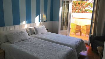 Kamer, 1 twee- of 2 eenpersoonsbedden | Een bureau, verduisterende gordijnen, geluiddichte muren