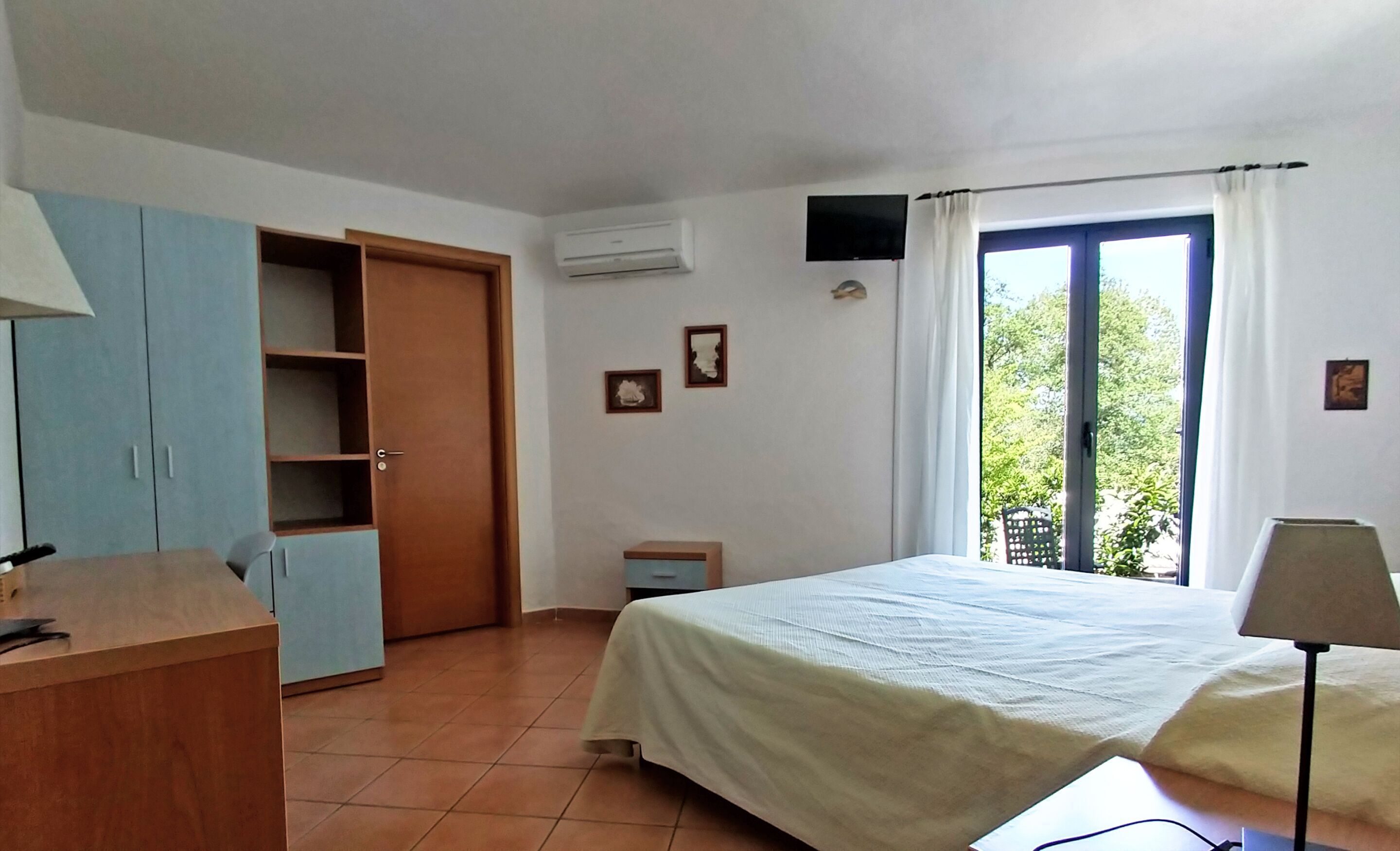 Minibar, coffre-fort, bureau, lit de bébé (gratuit)