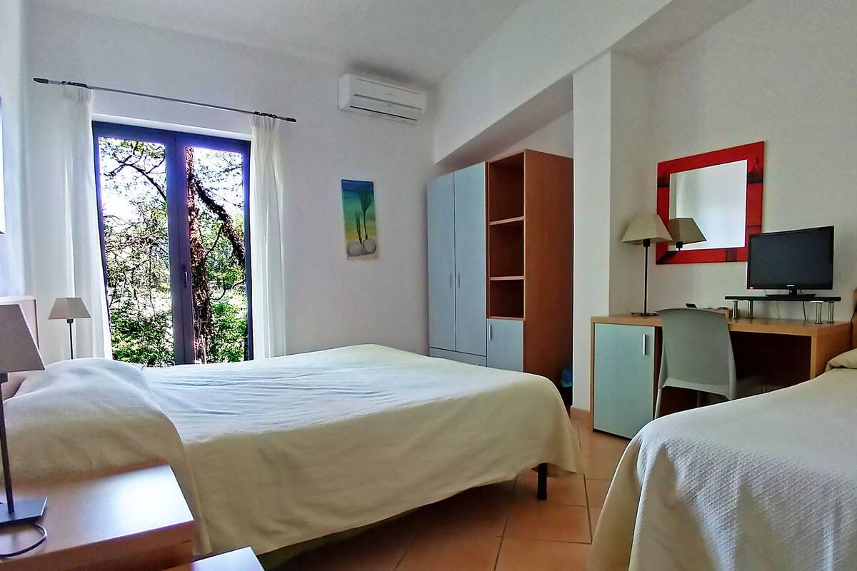 Minibar, in-room safe, desk, cribs (free)