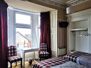 Cortinas blackout, tabla de planchar con plancha y wifi gratis