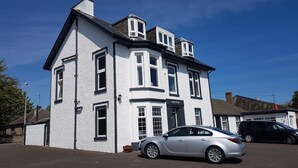 A two-story building with a white facade and black trim, featuring a sign that reads "SEAVIEW." - Seaview Guest House (Carnoustie)