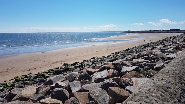 A beach with a rocky breakwater and a clear blue sky. - Seaview Guest House (Carnoustie)
