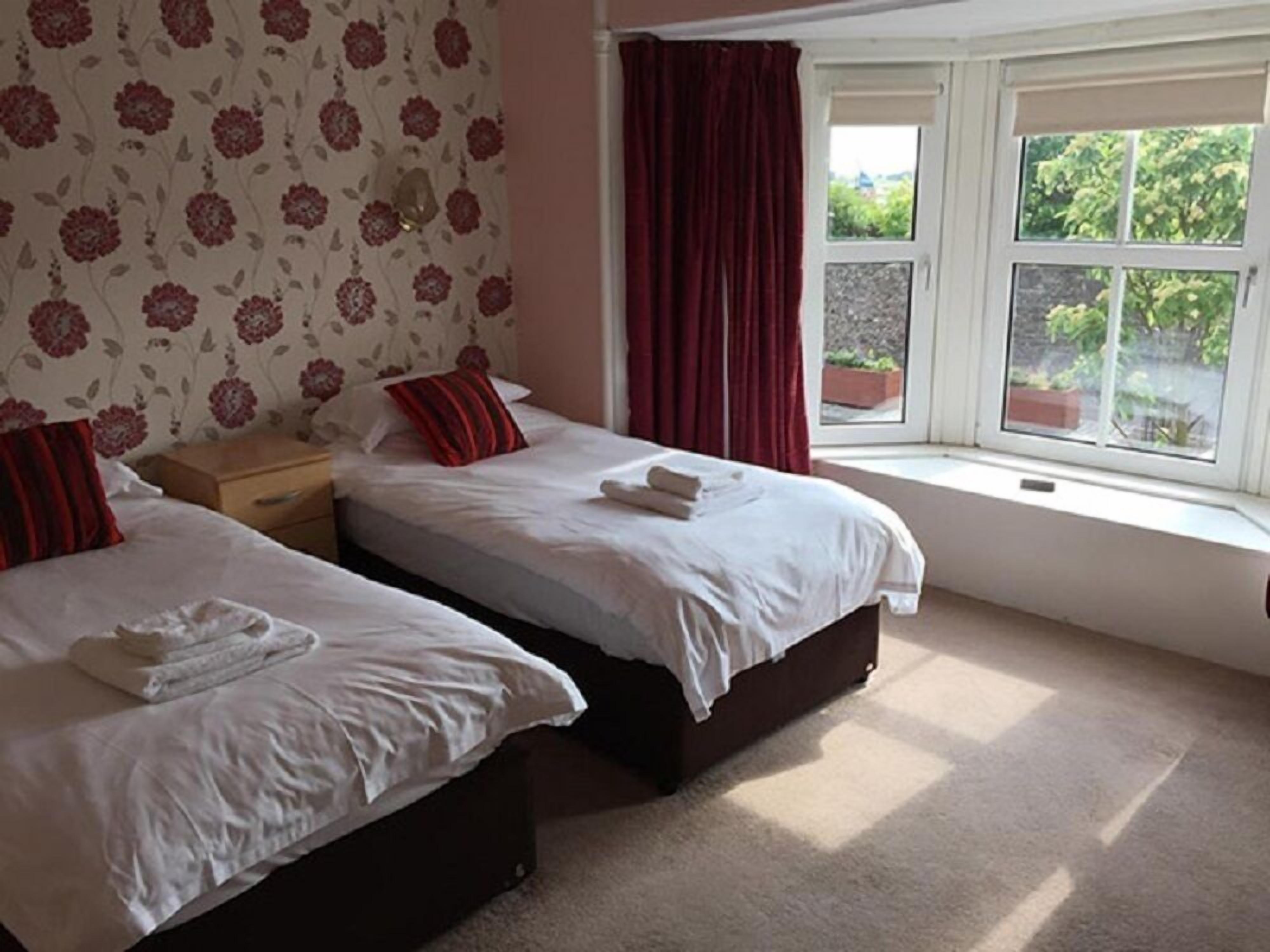 twin room | desk, iron/ironing board, free cots/infant beds, free wifi