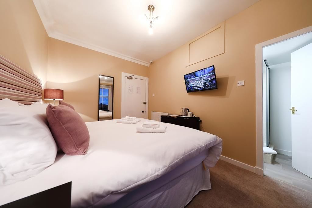 double room | desk, iron/ironing board, free cots/infant beds, free wifi
