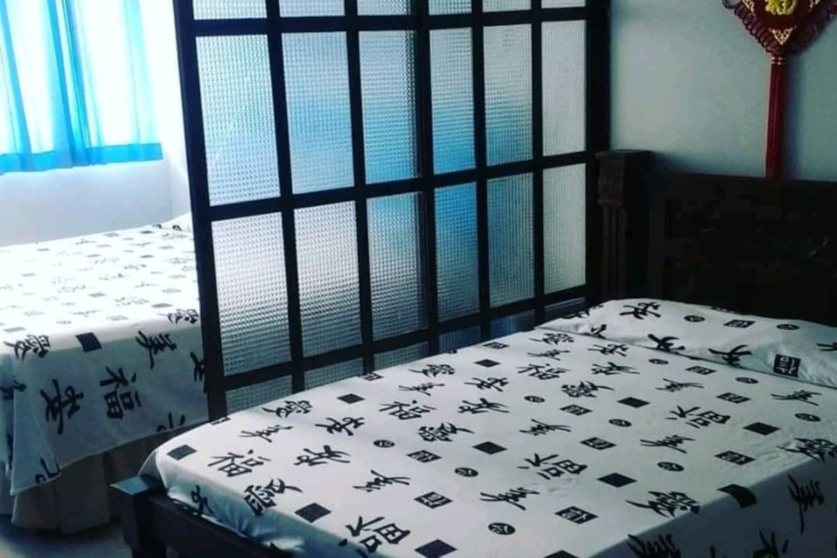 Habitación cuádruple | Baño | Regadera y toallas