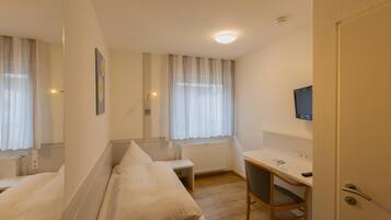 Hochwertige Bettwaren, Schreibtisch, schallisolierte Zimmer