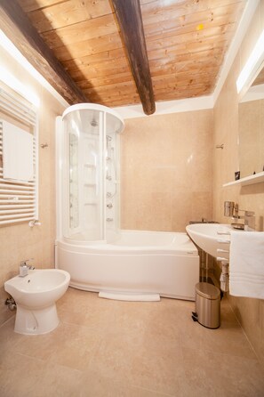 Romantic Room | Bathroom | Shower, free toiletries, hair dryer, bidet - Palazzo Marigliano (Naples)
