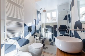 Appart'hôtel Panoramique | Salle de bain | Douche, articles de toilette gratuits, sèche-cheveux, bidet