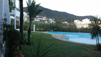 4 outdoor pools, pool umbrellas, sun loungers