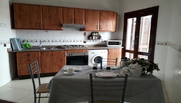 Appartement Confort, 2 chambres | Cuisine privée | Réfrigérateur grande capacité avec congélateur, four à micro-ondes
