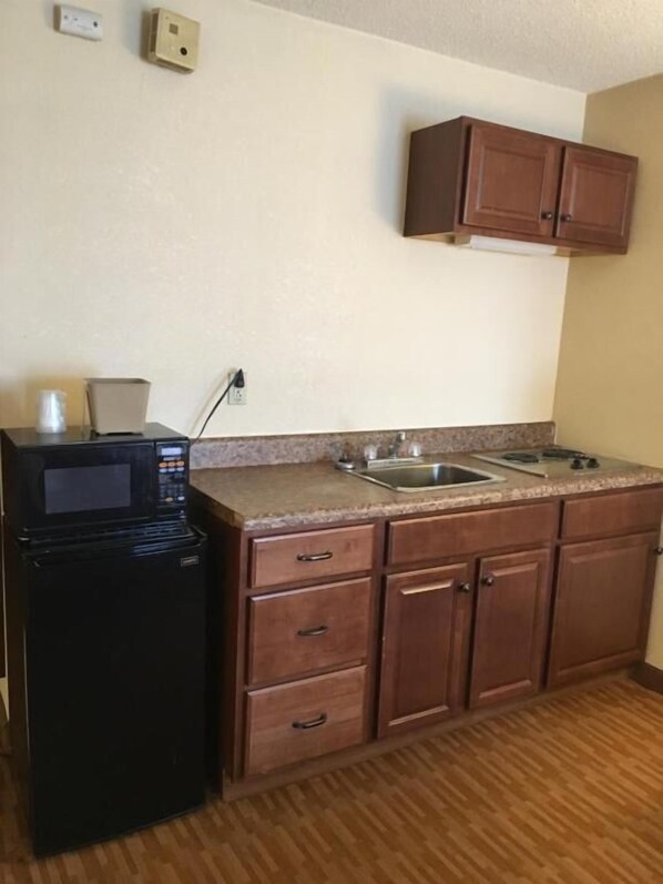 One Queen Bed NonSmoking,Efficiency | Iron/ironing board, free WiFi, bed sheets