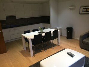 Deluxe Apartment, 2 Bedrooms | In-room dining - Baker Street (London)