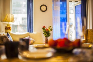 Huoneisto, 2 makuuhuonetta | Olohuone | 45–tuumainen taulutelevisio, jossa kaapelikanavat