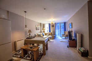 公寓, 2 间卧室 | 客厅 | 45-英寸纯平电视（配备有线频道）、 电视、壁炉