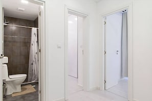 Appartement, 3 chambres | Salle de bain | Douche, articles de toilette (gratuits), séchoir à cheveux