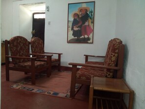 Ferienhaus, 1 Schlafzimmer | Wohnbereich | 28-Zoll-Flachbildfernseher mit Kabelempfang, Fernseher